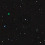 Der Eulen-Nebel ist ein so genannter planetarischer Nebel, weil er im Fernrohr wie ein Planet erscheint. Tatsächlich handelt es sich aber um die abgestoßene Hülle eines sterbenden Sterns. In der Nähe befindet sich die Galaxie M 108. (Tim Quandt)
