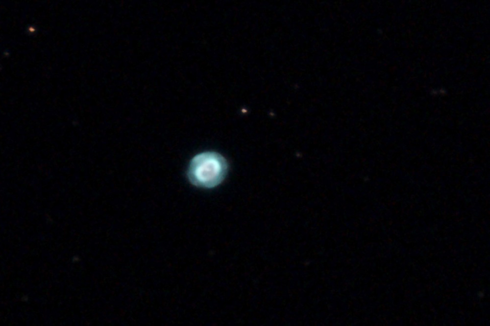 NGC 7662 ist ein planetarischer Nebel im Sternbild Andromeda. Seiner Farbe wegen wird er auch "blauer Schneeball" genannt (Friedrich Schrader).