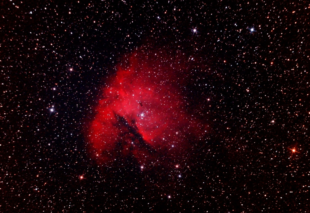 Im Sternbild Cassiopeia befindet sich der Emissionsnebel NGC 281. Er ist etwa 9500 Lichtjahre von der Erde entfernt. Da sein Umriss an eine Figur aus einem älteren Videospiel erinnert, wird er auch der "Pac-Man-Nebel" genannt. (Frank Szemkus)