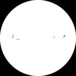 Sonne mit drei Fleckengruppen. Einige Flecken sind von der helleren sogenannten Penumbra umgeben.