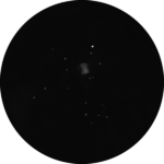 M 27: Ein Paradeobjekt in der Kategorie der Planetarischen Nebel. Wie hier gezeigt ermöglicht ein Fernglas bereits einen Blick auf die bizarre Hantelform.