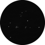 M 65, M 66 und NGC 3628: Der Frühling ist Galaxienzeit! Mit einem Fernglas lassen sich gleich drei auf einem Streich in einer interessanten Konstellation erspähen. Ob Sie wohl die Struktur erkennen können?