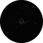 M 8: Unter dunklem Himmel lässt sich schon mit einem Feldstecher diese Sterngeburtsstätte bestaunen. Im größeren Teleskop offenbart sich dann ein Nebeldetail, welches an ein Stundenglas erinnert.