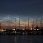 Leuchtende Nachtwolken über dem Hafen