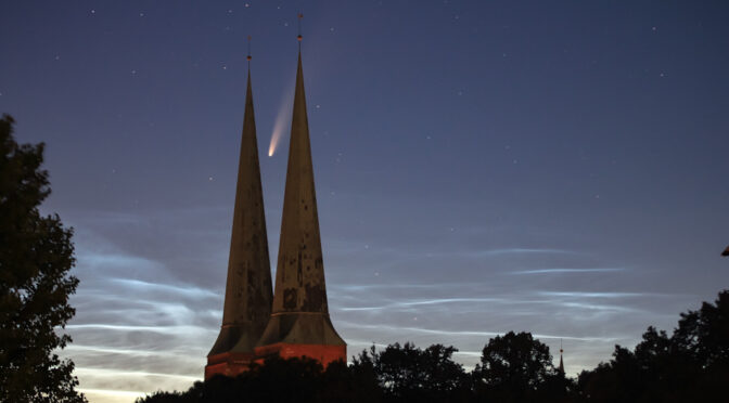 Komet Neowise und leuchtende Nachtwolken über der Lübecker Bucht